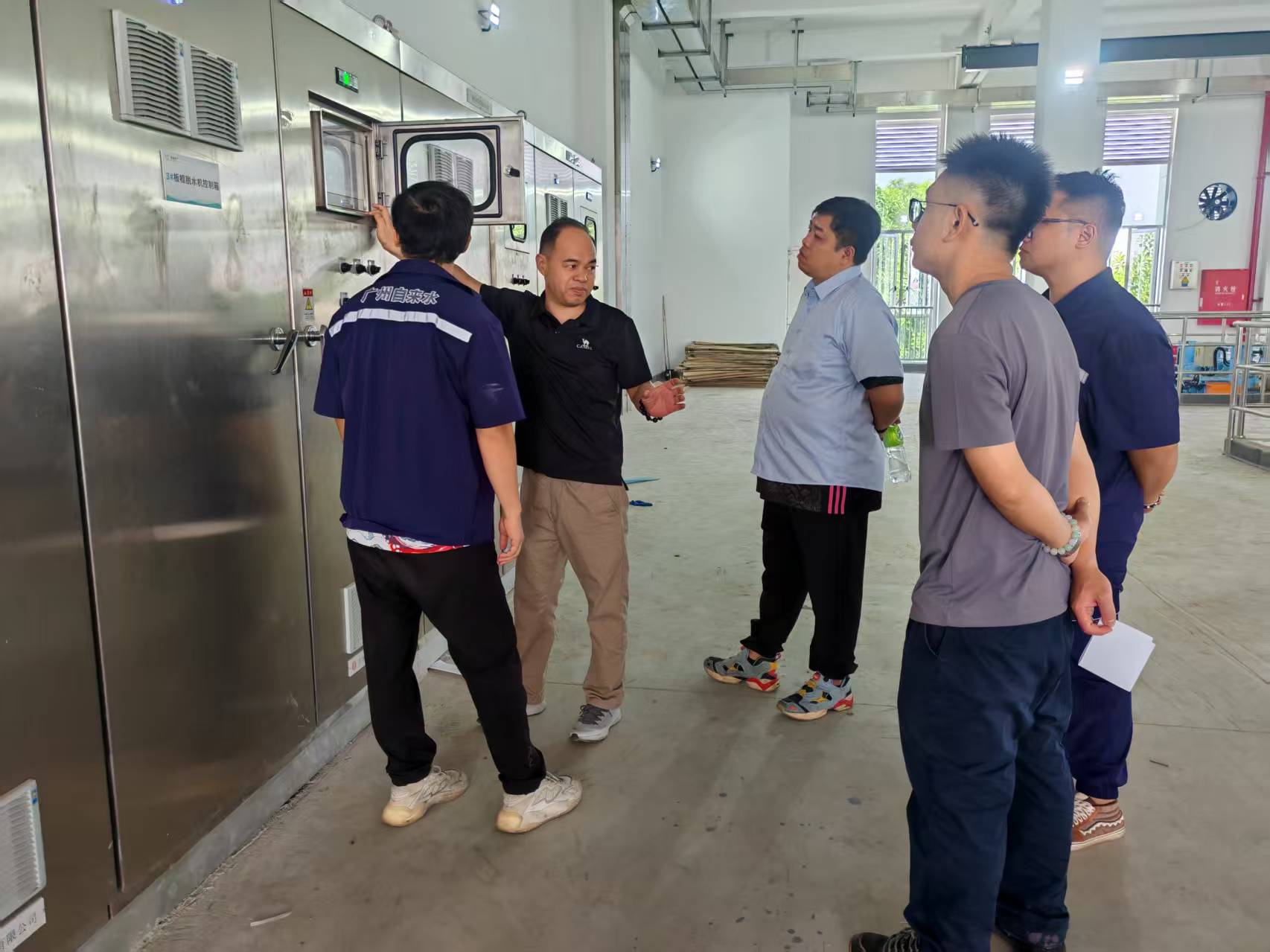 结合控制柜说明操作与安全联锁要求